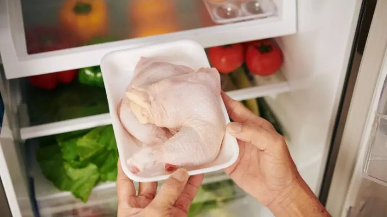 ఫ్రిజ్‌లో పెట్టిన మాంసం తిని విషాదం – ఒకరు మృతి, ఏడుగురికి అస్వస్థత