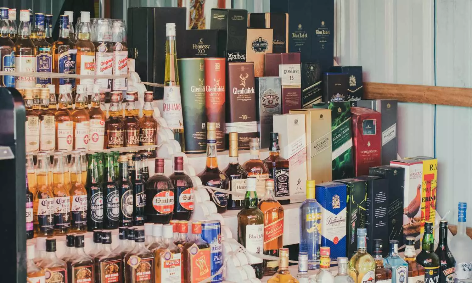 ఏపీ లిక్కర్ స్కాం చార్జిషీట్‌లో జగన్ పేరు ప్రస్తావన.. 50 కోట్ల కిక్‌బ్యాక్‌లు?