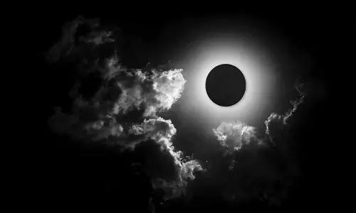 రేపు ఆడి అమావాస్య: పితృ తర్పణం, పవిత్ర స్నానాలతో శుభ ఫలితాలు!