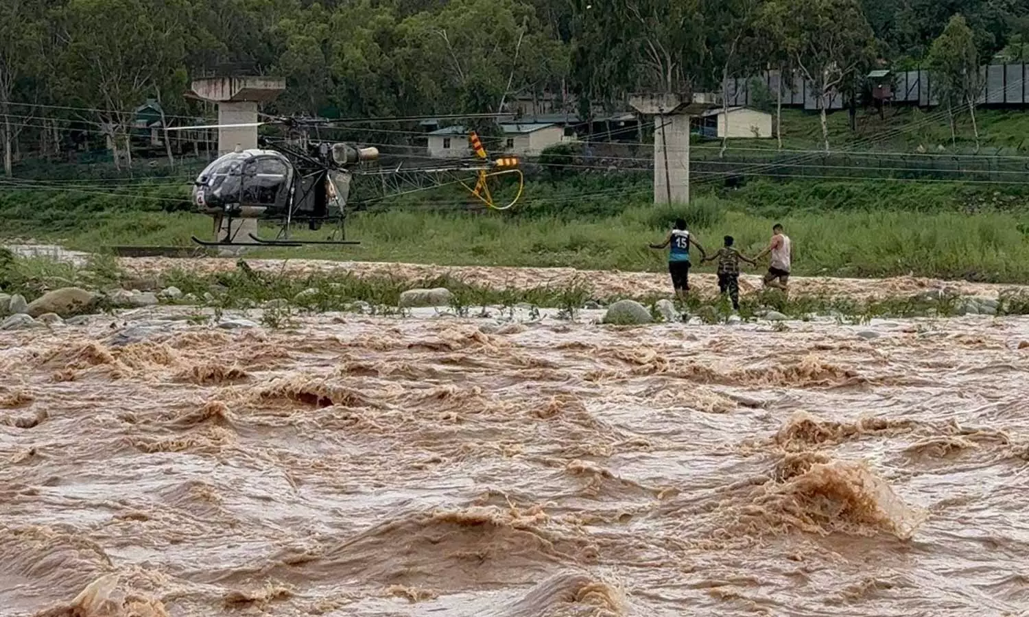 Video: జమ్ముకశ్మీర్‌‌లోని ఓ నదీ ప్రవాహంలో చిక్కుకున్న బాలుడు.. కాపాడిన ఇండియన్ ఆర్మీ