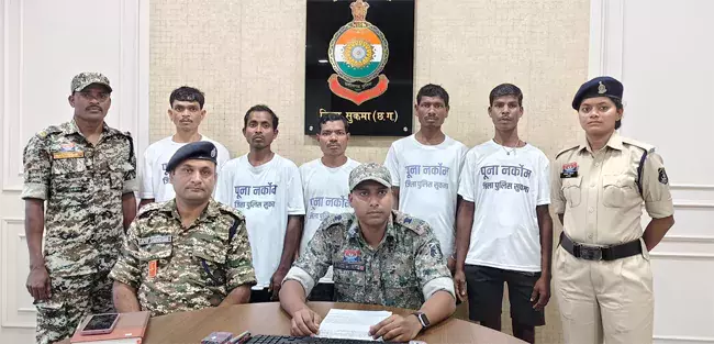 Chhattisgarh: ఛత్తీస్గఢ్లో 51 మంది మావోయిస్టుల లొంగుబాటు Chhattisgarh: ఛత్తీస్గఢ్లో 51 మంది మావోయిస్టుల లొంగుబాటు