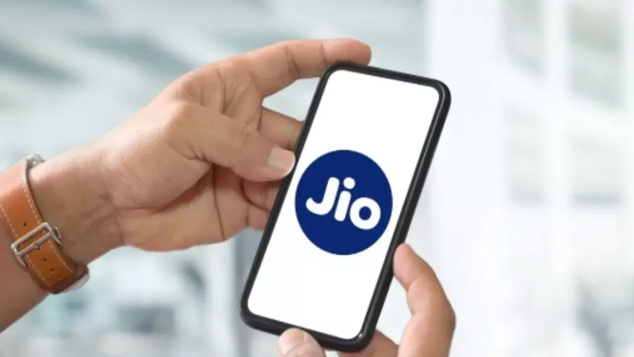 Jio Plan: ఎక్కువ డేటా వాడే వారి కోసం సూపర్ ఆఫర్ – నెలకు కేవలం రూ.276తో 2.5GB డేటా, అన్లిమిటెడ్ కాల్స్ Jio Plan: ఎక్కువ డేటా వాడే వారి కోసం సూపర్ ఆఫర్ – నెలకు కేవలం రూ.276తో 2.5GB డేటా, అన్లిమిటెడ్ కాల్స్