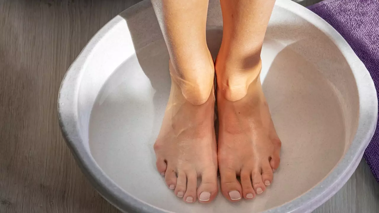 Salt Water: ఉప్పు నీటిలో పాదాలను 15 నిమిషాలు నానబెట్టండి – అద్భుత ఫలితాలు మీకే కనిపిస్తాయి Salt Water: ఉప్పు నీటిలో పాదాలను 15 నిమిషాలు నానబెట్టండి – అద్భుత ఫలితాలు మీకే కనిపిస్తాయి