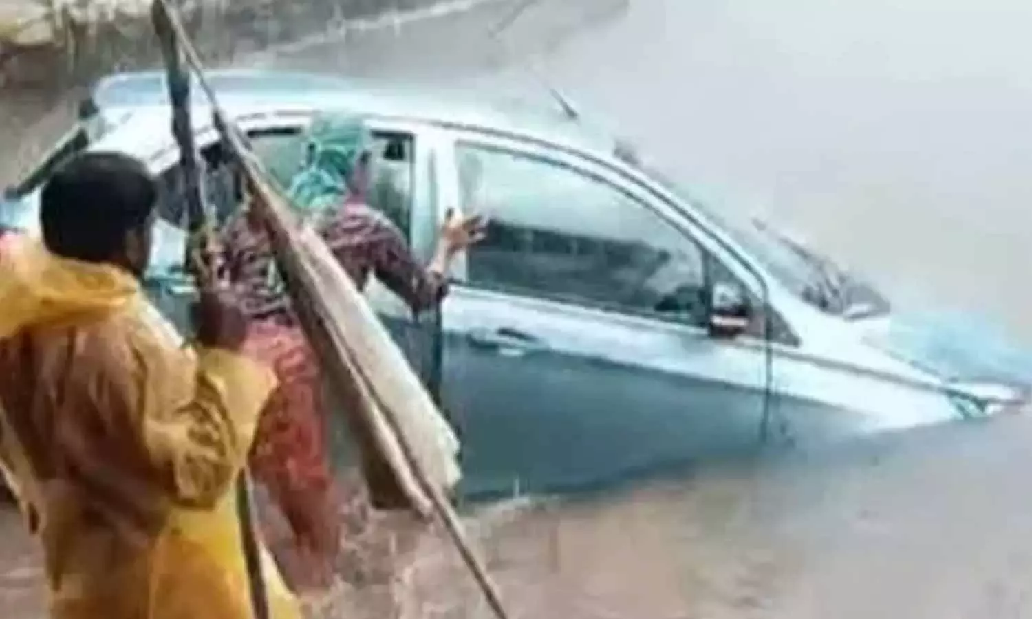 కారులో గూగుల్ మ్యాప్‌ను ఫాలో అయ్యాడు.. తీరా చూస్తే.. వరద నీటిలో చిక్కుకుపోయిన జంట