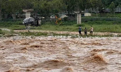 Video: జమ్ముకశ్మీర్లోని ఓ నదీ ప్రవాహంలో చిక్కుకున్న బాలుడు.. కాపాడిన ఇండియన్ ఆర్మీ Video: జమ్ముకశ్మీర్లోని ఓ నదీ ప్రవాహంలో చిక్కుకున్న బాలుడు.. కాపాడిన ఇండియన్ ఆర్మీ