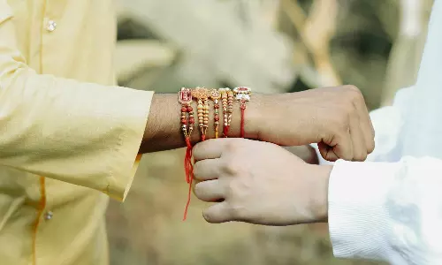 రాఖీకి రూ.2000లోపు బెస్ట్ గాడ్జెట్ గిఫ్ట్స్! మీ సోదరి కోసం స్టైలిష్, ఉపయోగకరమైన ఐటమ్స్ ఇవే