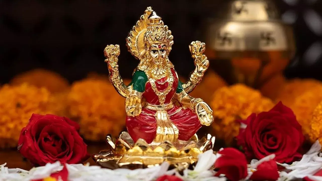 మీ ఇంట్లో ఈ సంకేతాలు కనిపిస్తున్నాయా? లక్ష్మీదేవి కటాక్షం మీ మీదే!