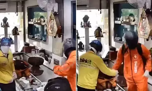 వచ్చింది డెలివరీ బాయ్ అనుకున్నారు.. కానీ బంగారం దోచుకెళ్లాడు