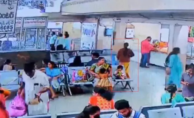 Nalgonda: నల్గొండలో షాకింగ్ ఘటన.. రెండేళ్ల బిడ్డను బస్టాండ్‌లో వదిలేసి ప్రియుడితో పరారైన తల్లి