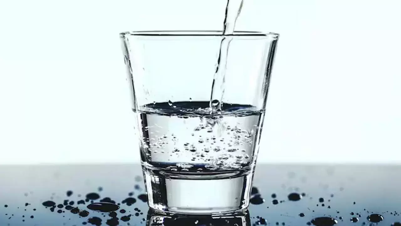 Mineral Water: మీరు తాగే నీరు నిజంగా శుభ్రమైనదేనా..? అందులో అవసరమైన మినరల్స్ ఉన్నాయా..? Mineral Water: మీరు తాగే నీరు నిజంగా శుభ్రమైనదేనా..? అందులో అవసరమైన మినరల్స్ ఉన్నాయా..?