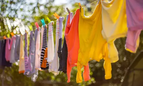 Monsoon Season Tips: వర్షాకాలంలో ఇంట్లో బట్టలు ఆరబెడుతున్నారా? ఆరోగ్యానికి ఇది ఎంతవరకు సురక్షితం? Monsoon Season Tips: వర్షాకాలంలో ఇంట్లో బట్టలు ఆరబెడుతున్నారా? ఆరోగ్యానికి ఇది ఎంతవరకు సురక్షితం?