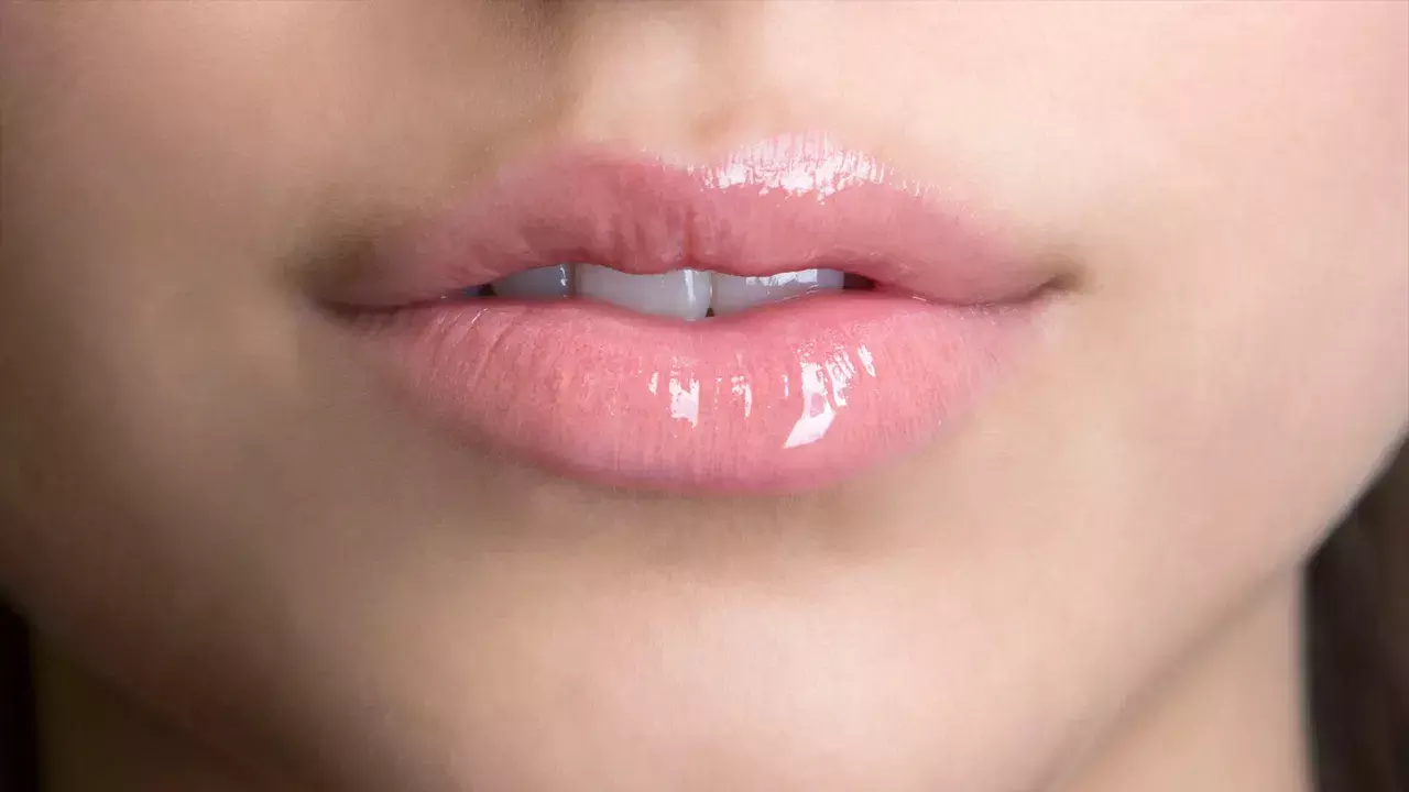 Lip Care: లిప్స్టిక్, లిప్గ్లాస్, లిప్బామ్.. ఏది మీ పెదవులకు బెటరో తెలుసుకోండి! Lip Care: లిప్స్టిక్, లిప్గ్లాస్, లిప్బామ్.. ఏది మీ పెదవులకు బెటరో తెలుసుకోండి!