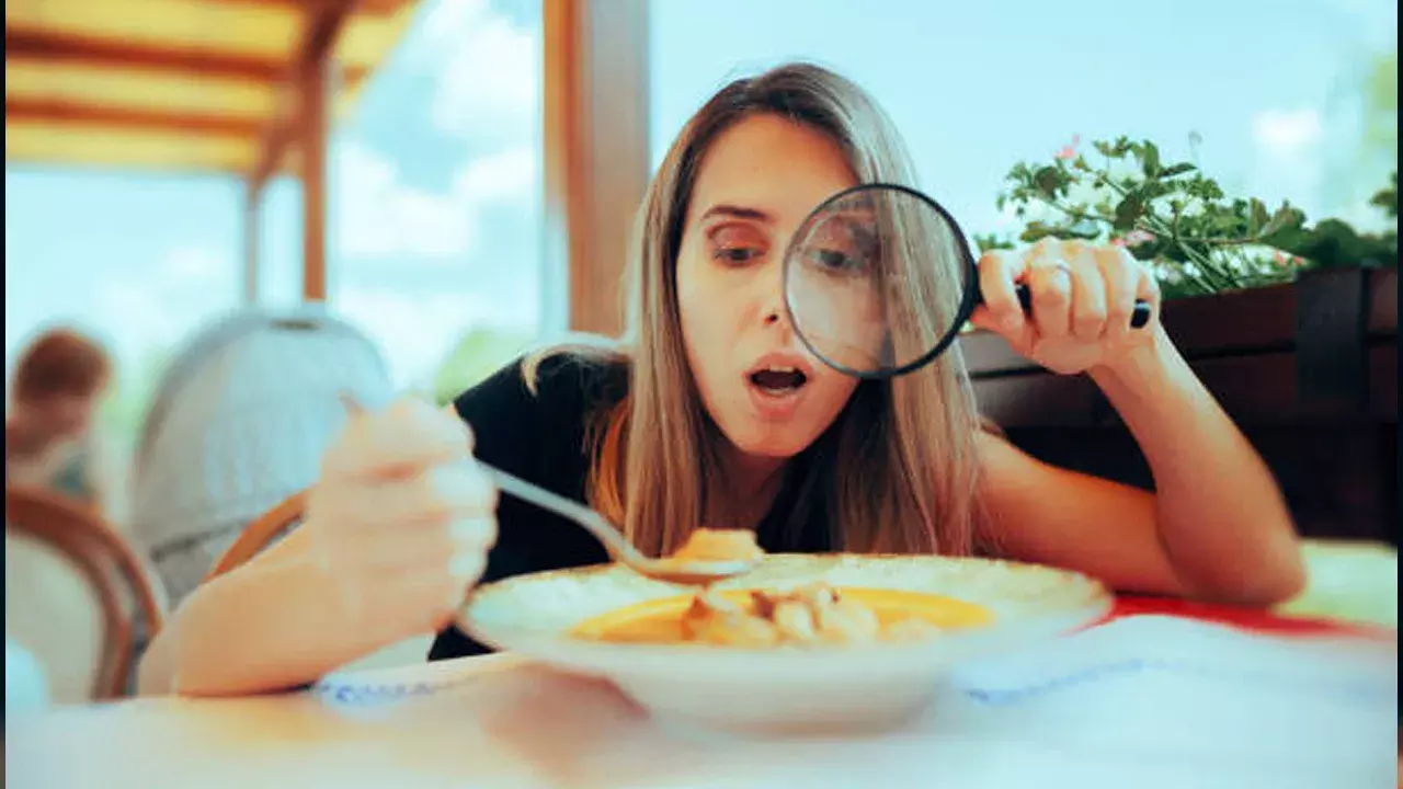 Astrology: తినే ఆహారంలో వెంట్రుక కనిపించిందా? శనిదేవుడు ఇస్తున్న హెచ్చరిక ఇదే!