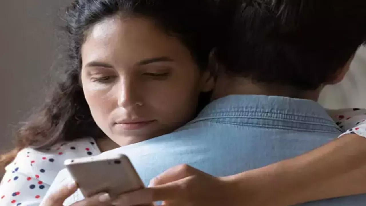 Fake Love: మీ ప్రేమికుడు ఇలా ప్రవర్తిస్తున్నాడా..? ఇదంతా నకిలీ ప్రేమే కావచ్చు!