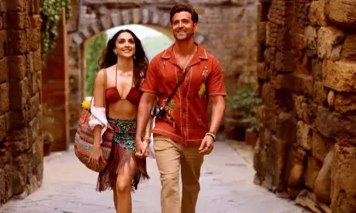 కియారా అద్వానీ బికినీ గ్లామర్‌తో హీట్ పెంచిన వార్ 2 ఆవన్ జవాన్ సాంగ్‌ | Jr NTR, Hrithik Roshanతో స్క్రీన్ షేర్