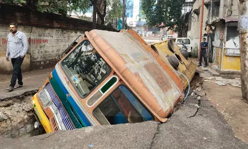 Hyderabad: బంజారాహిల్స్‌లో కుంగిన రోడ్డులో ట్యాంకర్ కూరుకుపోయింది..! వీడియో వైరల్
