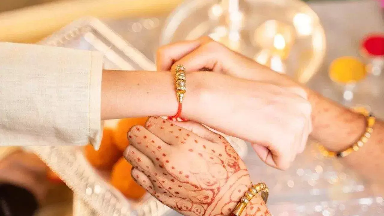 Rakhi Gift Mistakes: రాఖీ పండుగకు ఈ బహుమతులు అస్సలు ఇవ్వకండి… బంధం బలహీనపడే ప్రమాదం! Rakhi Gift Mistakes: రాఖీ పండుగకు ఈ బహుమతులు అస్సలు ఇవ్వకండి… బంధం బలహీనపడే ప్రమాదం!
