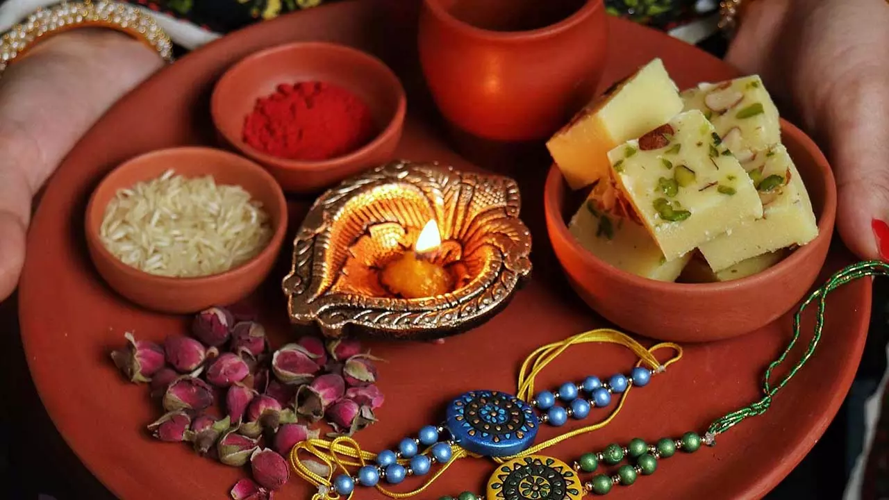 Raksha Bandhan 2025: రాఖీ పళ్లెంలో ఈ ఐటెమ్స్ ఉండాల్సిందే.. శుభఫలితాలకీ ఇవే కారణం!