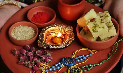 Raksha Bandhan 2025: రాఖీ పళ్లెంలో ఈ ఐటెమ్స్ ఉండాల్సిందే.. శుభఫలితాలకీ ఇవే కారణం!