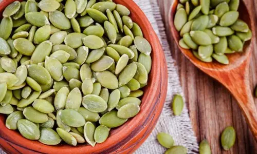 Pumpkin Seeds: గుమ్మడి గింజలు డైలీ తింటే.. ఆరోగ్య సమస్యలపై చెక్! Pumpkin Seeds: గుమ్మడి గింజలు డైలీ తింటే.. ఆరోగ్య సమస్యలపై చెక్!