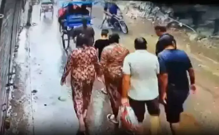 Viral Video: హరిద్వార్‌లో విషాదం తప్పిన జస్ట్ మిస్‌.. ఒళ్లు గగుర్పొడిచే ఘటన సీసీ కెమెరాలో..!