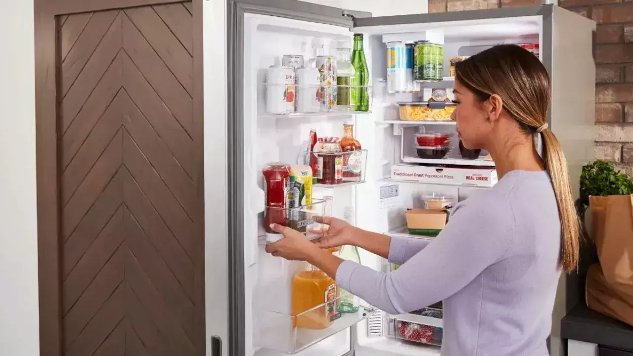 Fridge : మీ ఇంట్లో ఫ్రిజ్ ఉందా..! శుభ్రంగా వాడకపోతే ప్రమాదమే! ఇవి తప్పక తెలుసుకోండి Fridge : మీ ఇంట్లో ఫ్రిజ్ ఉందా..! శుభ్రంగా వాడకపోతే ప్రమాదమే! ఇవి తప్పక తెలుసుకోండి