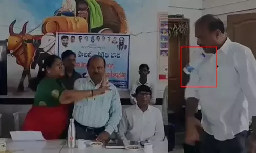 MLA Kova Laxmi: కాంగ్రెస్ నేతపై వాటర్ బాటిల్ విసిరిన బీఆర్ఎస్ మహిళా ఎమ్మెల్యే! MLA Kova Laxmi: కాంగ్రెస్ నేతపై వాటర్ బాటిల్ విసిరిన బీఆర్ఎస్ మహిళా ఎమ్మెల్యే!