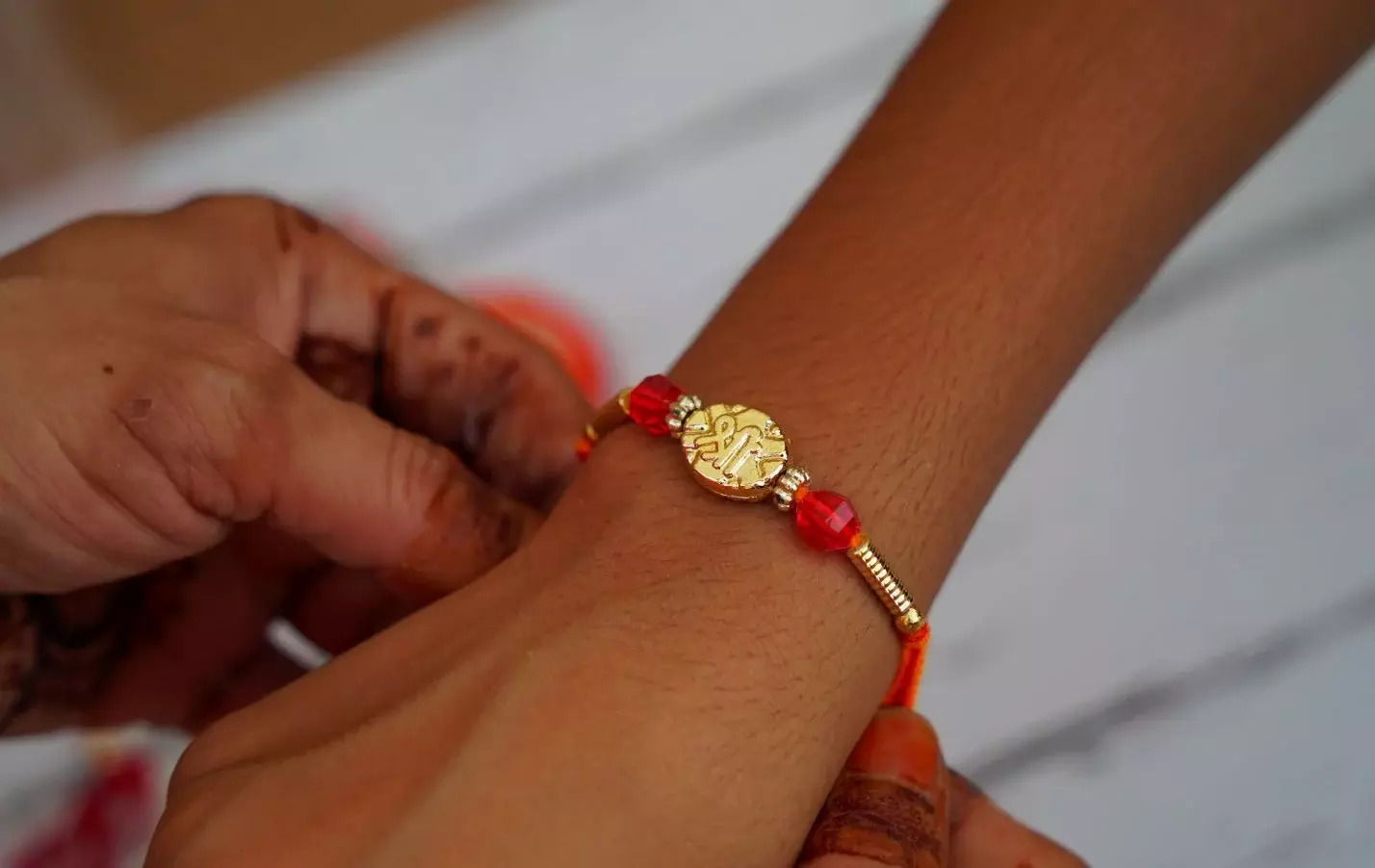 రాఖీ పండుగలో తల్లి కొడుకుకి రాఖీ కట్టొచ్చా? హిందూ సంప్రదాయం ఏమంటోంది? రాఖీ పండుగలో తల్లి కొడుకుకి రాఖీ కట్టొచ్చా? హిందూ సంప్రదాయం ఏమంటోంది?