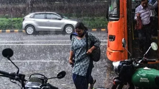Hyderabad: కాసేపట్లో భారీ వర్షాలు.. నగరానికి హై అలర్ట్ Hyderabad: కాసేపట్లో భారీ వర్షాలు.. నగరానికి హై అలర్ట్