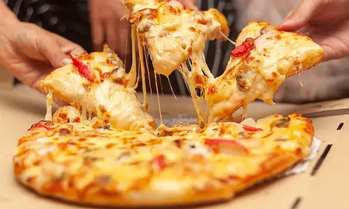 Junk Food: పిజ్జా, బర్గర్లకు అలవాటు పడిపోయారా? జాగ్రత్త! Junk Food: పిజ్జా, బర్గర్లకు అలవాటు పడిపోయారా? జాగ్రత్త!