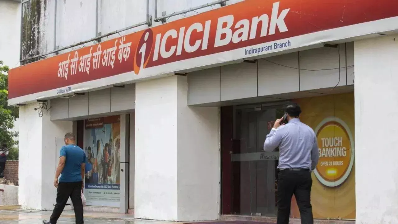 ICICI : షాకిచ్చిన ఐసీఐసీఐ బ్యాంక్.. సేవింగ్స్ అకౌంట్కు మినిమం బ్యాలెన్స్ రూ.50 వేలు! ICICI : షాకిచ్చిన ఐసీఐసీఐ బ్యాంక్.. సేవింగ్స్ అకౌంట్కు మినిమం బ్యాలెన్స్ రూ.50 వేలు!