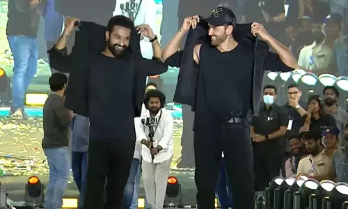 War 2 : వాళ్లు ఉన్నంతకాలం నన్నెవరూ ఆపలేరు.. వార్ 2 వేదికపై ఎన్టీఆర్ కాన్ఫిడెన్స్ వెనుక ఉన్నదెవరు War 2 : వాళ్లు ఉన్నంతకాలం నన్నెవరూ ఆపలేరు.. వార్ 2 వేదికపై ఎన్టీఆర్ కాన్ఫిడెన్స్ వెనుక ఉన్నదెవరు