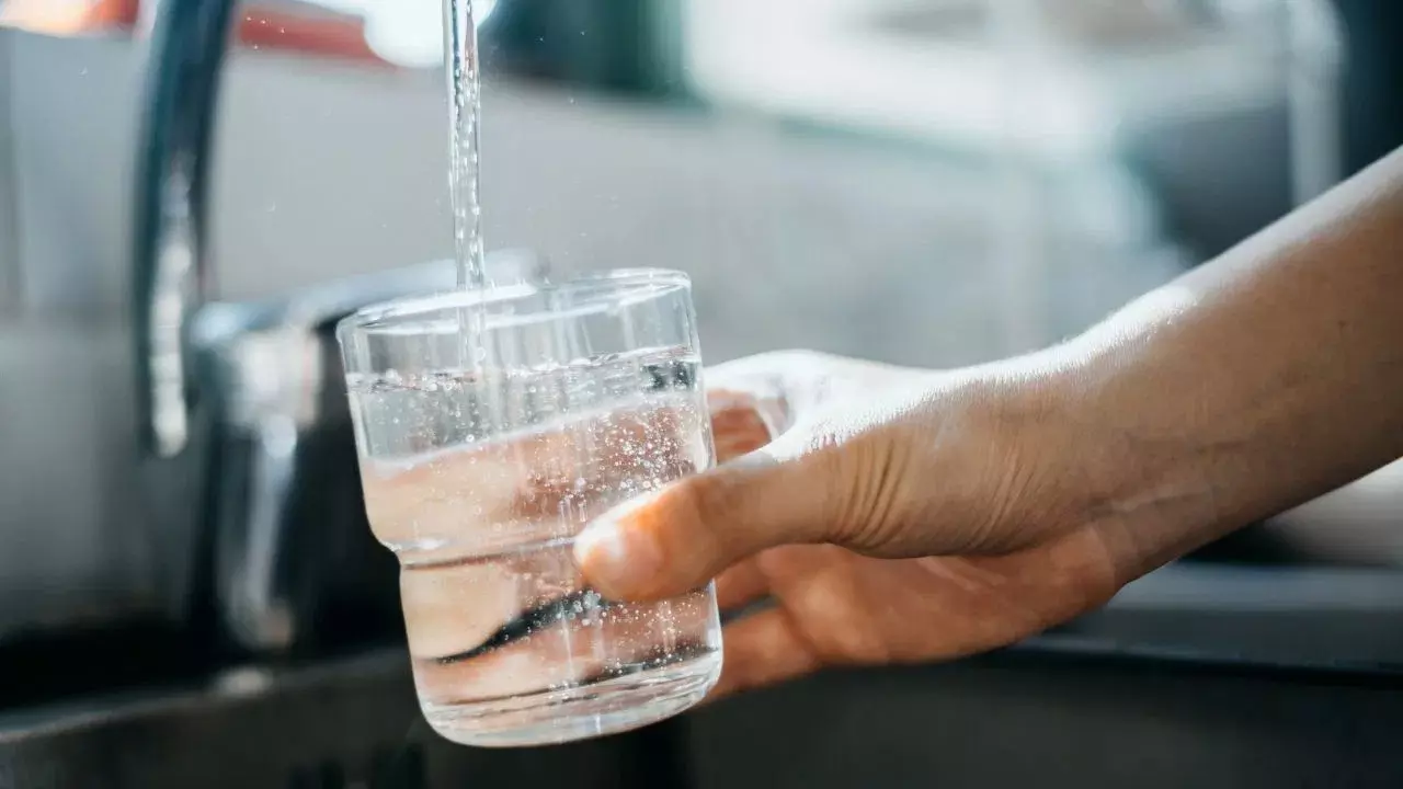 Monsoon Tips : వర్షాకాలంలో నీళ్లు తక్కువగా తాగుతున్నారా? అయితే ఈ సమస్యలు తప్పవు!