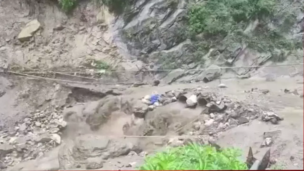 Jammu Kashmir: కిష్త్వార్లో క్లౌడ్బరస్ట్ బీభత్సం – 33 మంది మృతి, 220 మందికి పైగా గల్లంతు Jammu Kashmir: కిష్త్వార్లో క్లౌడ్బరస్ట్ బీభత్సం – 33 మంది మృతి, 220 మందికి పైగా గల్లంతు