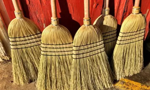 Vastu Tips: ఇంట్లో లక్ష్మీదేవి కటాక్షం కోసం చీపురును ఎక్కడ, ఎలా ఉంచాలో తెలుసుకోండి