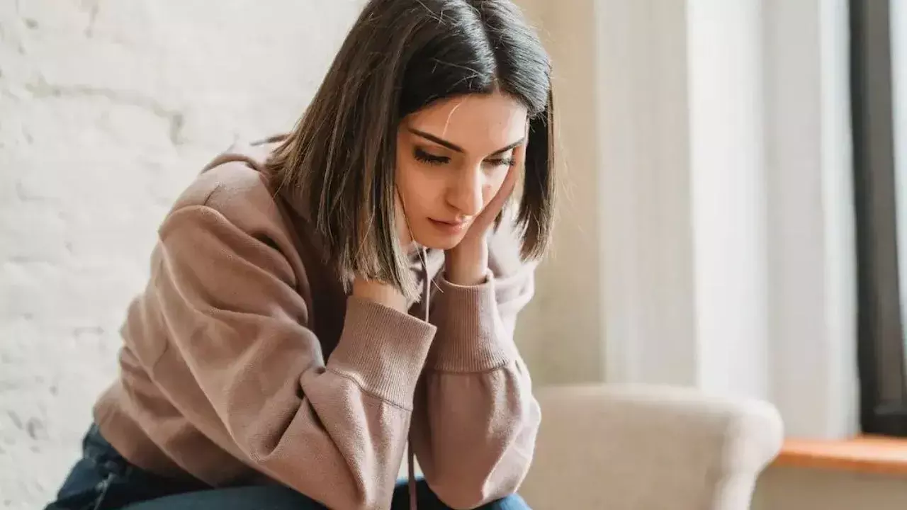 Girls & Depression: అమ్మాయిలు & డిప్రెషన్ ఎందుకు ఎక్కువగా బాధపడుతుంటారు? Girls & Depression: అమ్మాయిలు & డిప్రెషన్ ఎందుకు ఎక్కువగా బాధపడుతుంటారు?