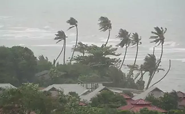 Andhra Pradesh: ఏపీలో భారీ వర్షాలు ఐదు జిల్లాలకు రెడ్‌ అలర్ట్‌, మరికొన్ని జిల్లాలకు ఆరెంజ్‌, ఎల్లో హెచ్చరికలు