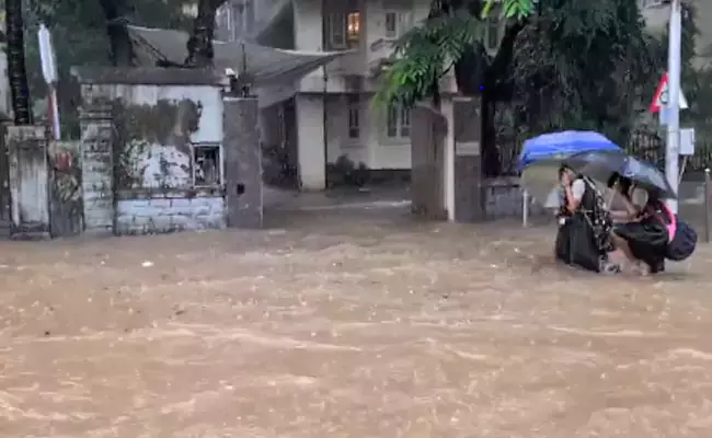 Heavy Rains: ముంబయిలో రెడ్‌ అలర్ట్‌.. విమానయాన సంస్థల సూచనలు