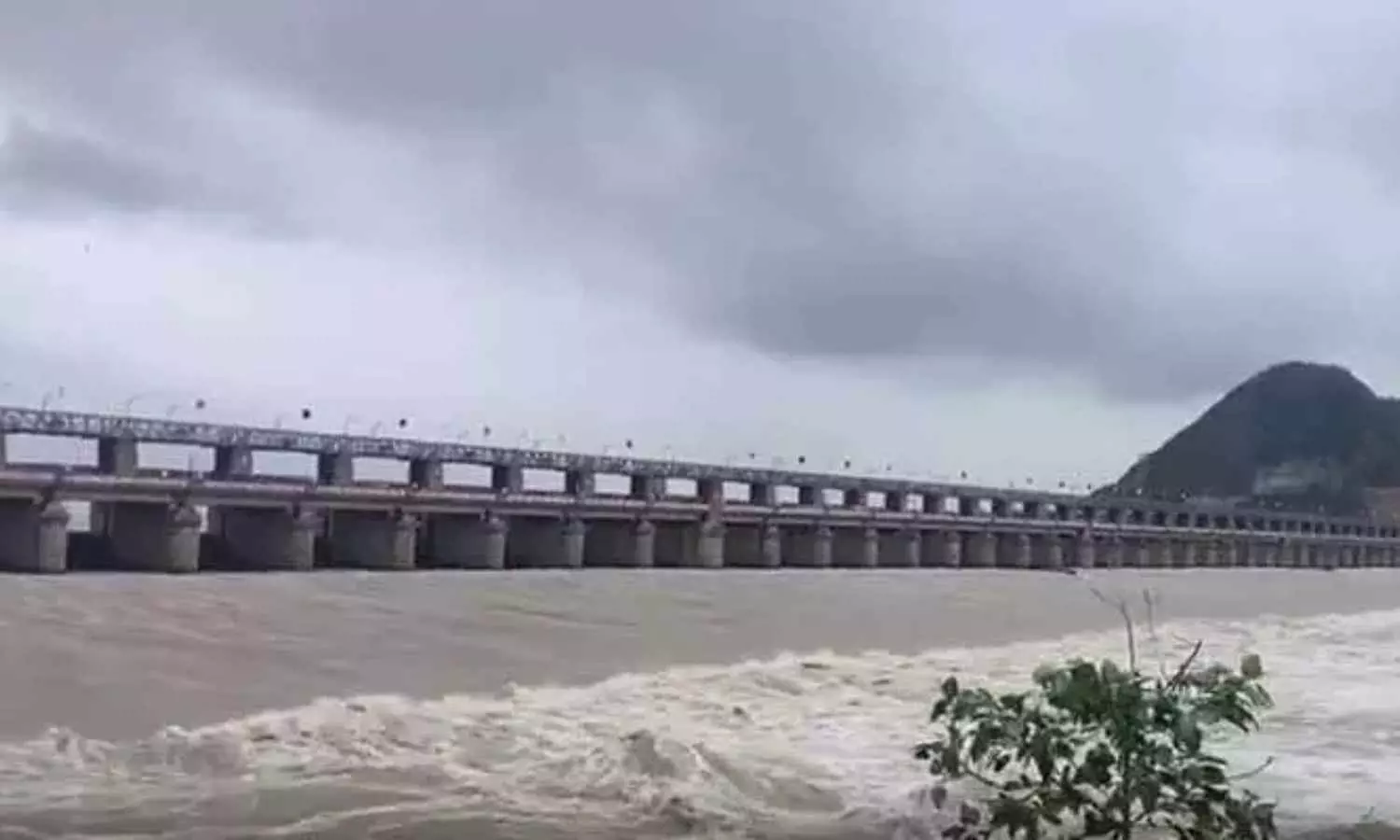 ఉద్ధృతంగా కృష్ణా, గోదావరి నదులు | ప్రకాశం బ్యారేజీ వద్ద మొదటి ప్రమాద హెచ్చరిక