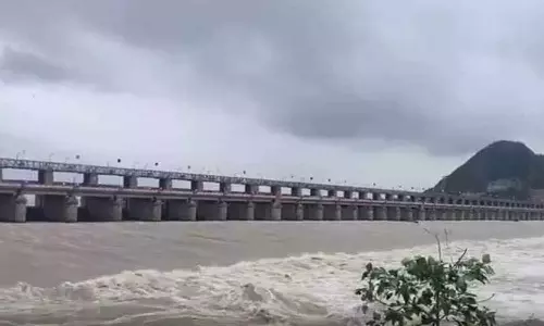 ఉద్ధృతంగా కృష్ణా, గోదావరి నదులు | ప్రకాశం బ్యారేజీ వద్ద మొదటి ప్రమాద హెచ్చరిక