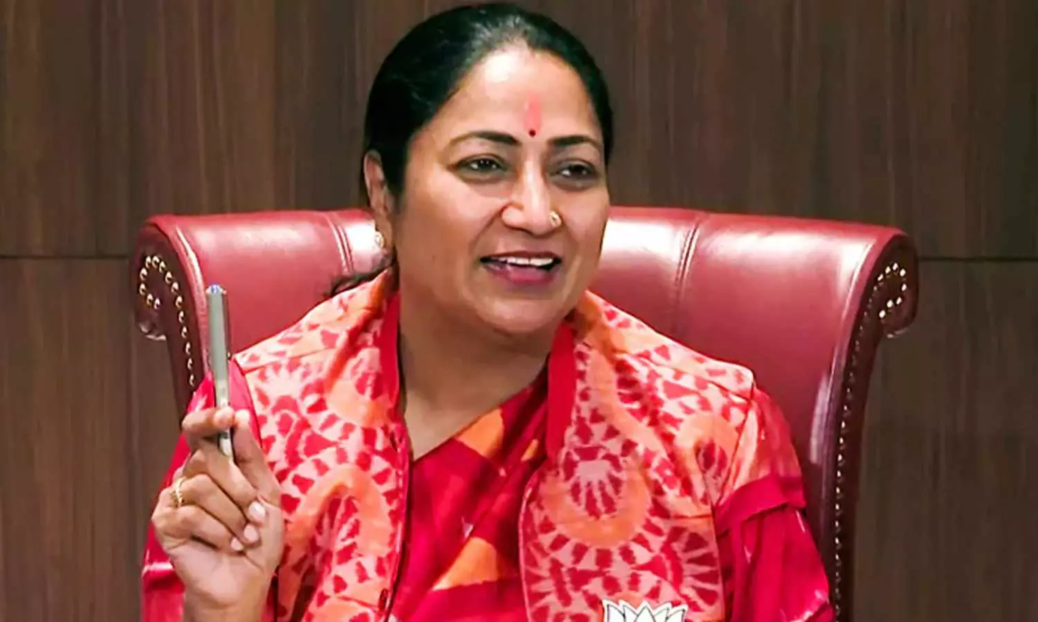 Attack on Delhi CM: దిల్లీ సీఎం రేఖా గుప్తాపై దాడి, రాజకీయ వర్గాల్లో ఆందోళన..! Attack on Delhi CM: దిల్లీ సీఎం రేఖా గుప్తాపై దాడి, రాజకీయ వర్గాల్లో ఆందోళన..!