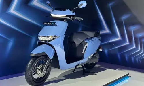 Honda Activa-e: 2 బ్యాటరీలు, 102 కిమీ రేంజ్ ఉన్నా ఈ స్కూటర్ కొనేదిక్కేలేదు Honda Activa-e: 2 బ్యాటరీలు, 102 కిమీ రేంజ్ ఉన్నా ఈ స్కూటర్ కొనేదిక్కేలేదు