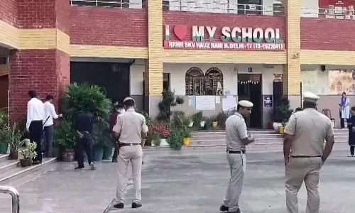 దిల్లీలో 50కిపైగా స్కూళ్లకు బాంబు బెదిరింపు మెయిల్స్.. భారీగా డబ్బులు డిమాండ్!