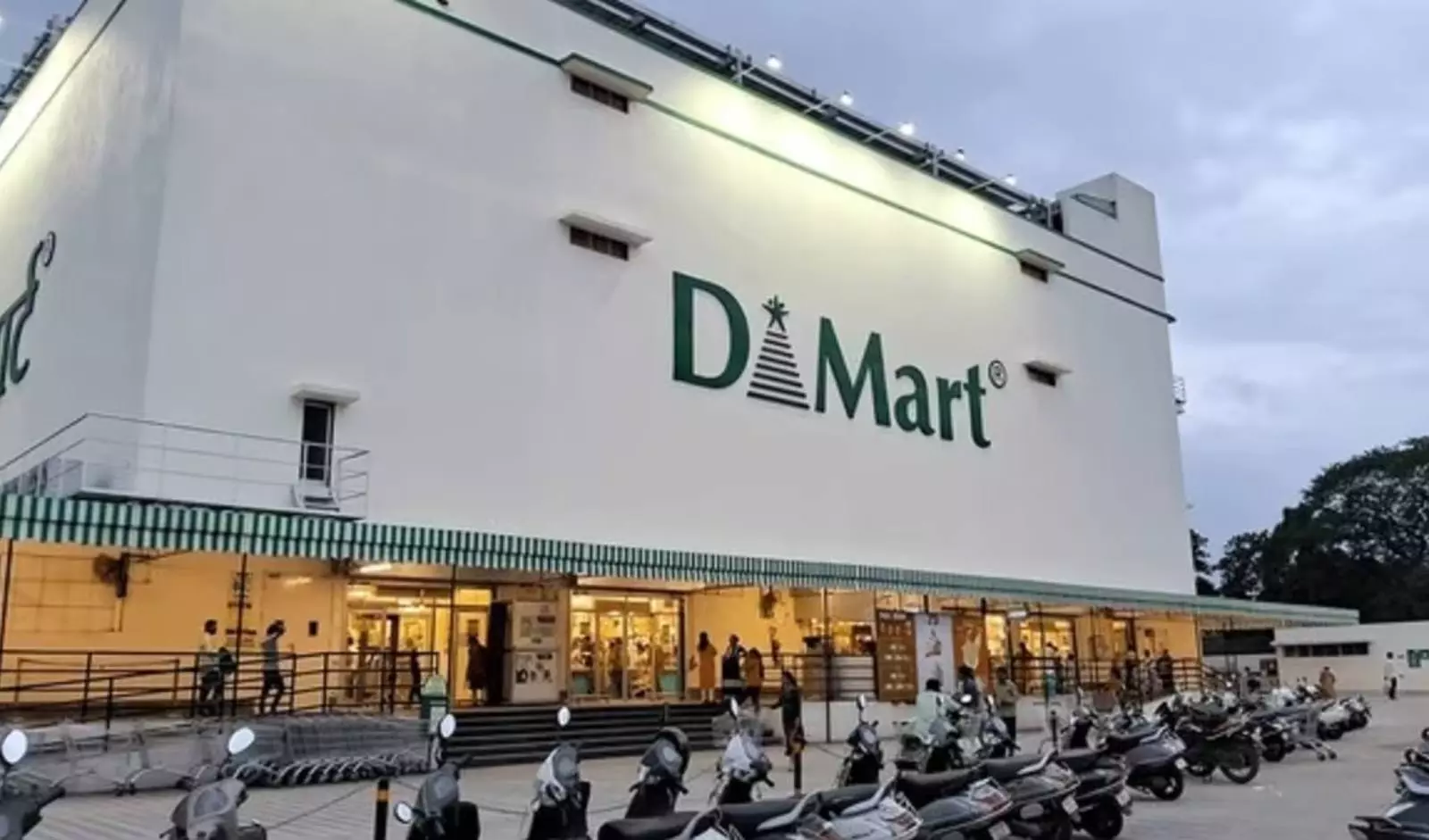 DMart: డిమార్ట్లో వస్తువుల ధరలు ఎందుకంత తక్కువ? ఏ రోజుల్లో మరింత చీప్గా కొనొచ్చు? DMart: డిమార్ట్లో వస్తువుల ధరలు ఎందుకంత తక్కువ? ఏ రోజుల్లో మరింత చీప్గా కొనొచ్చు?