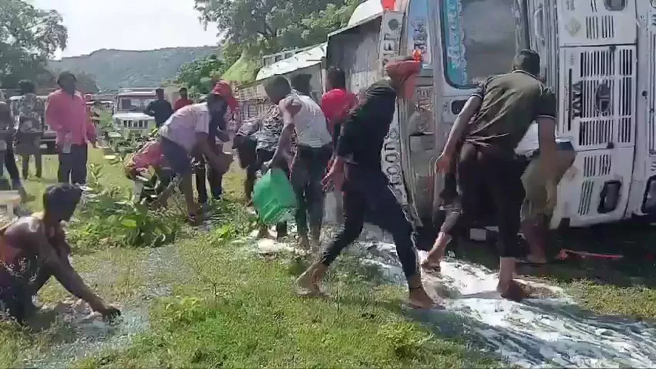 Viral Video: డీజిల్ కోసం ప్రాణాల్ని పణంగా పెట్టేస్తారా?.. ఒక్క చిన్న నిప్పురవ్వ పడినా పెద్ద విపత్తే!