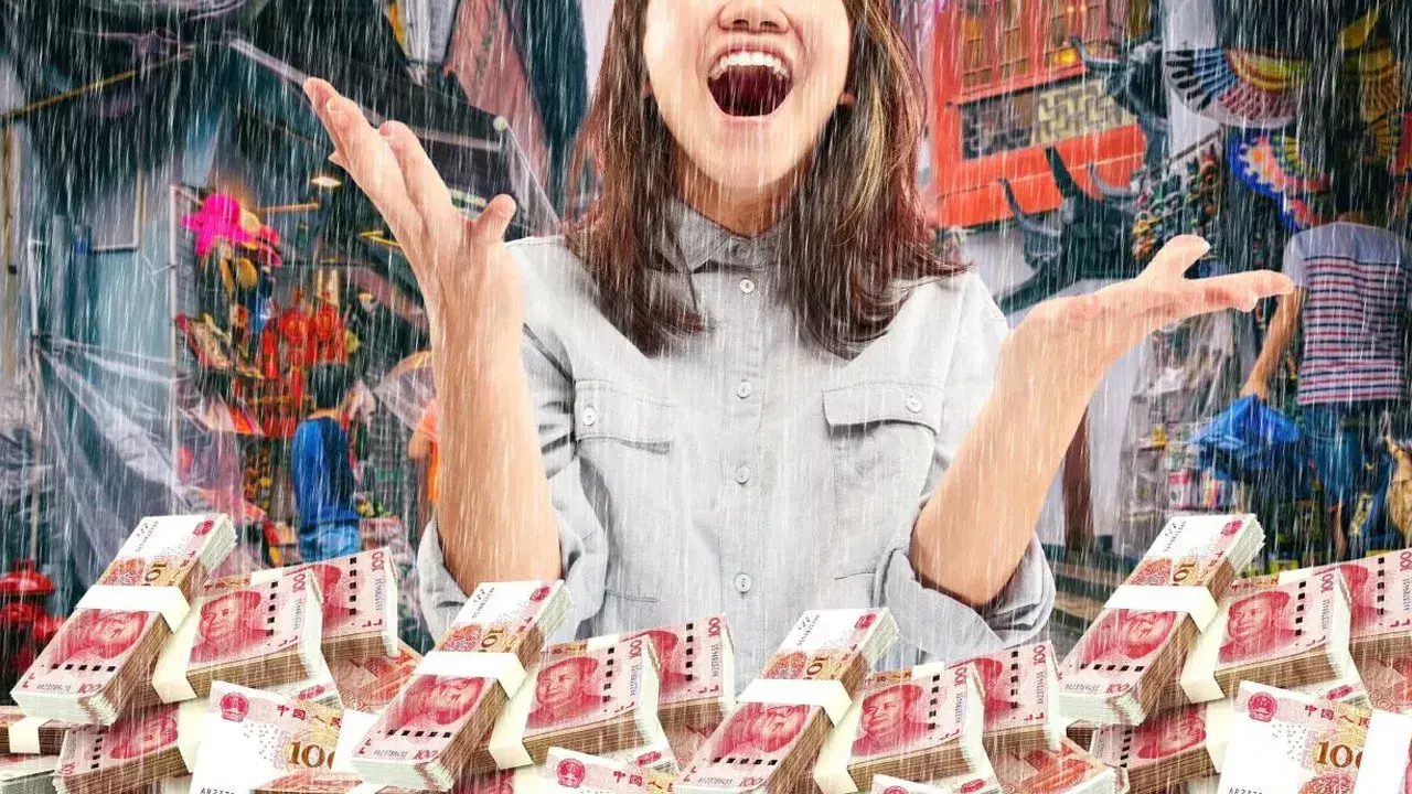 షాపింగ్ కోసం వెళ్లిన మహిళ.. అకస్మాత్తుగా కురిసిన వర్షంతో కోటీశ్వరాలైంది..!