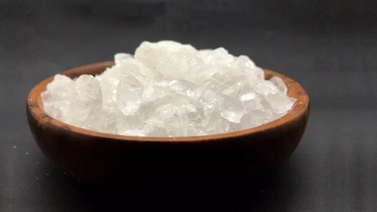 Alum : పటికతో అద్భుత ప్రయోజనాలు – ఇంట్లోనే సహజ చికిత్సలు Alum : పటికతో అద్భుత ప్రయోజనాలు – ఇంట్లోనే సహజ చికిత్సలు