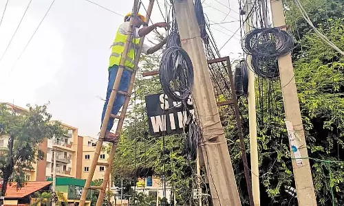 TG High Court: విద్యుత్ స్తంభాలపై అనుమతి లేని కేబుల్ వైర్లు తొలగించొచ్చు – హైకోర్టు కీలక ఆదేశాలు TG High Court: విద్యుత్ స్తంభాలపై అనుమతి లేని కేబుల్ వైర్లు తొలగించొచ్చు – హైకోర్టు కీలక ఆదేశాలు