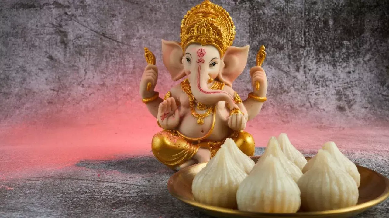 Ganesh Chaturthi 2025: మోదకాలతో పాటు ఈ 5 నైవేద్యాలు వినాయకుడికి ఎందుకు ప్రత్యేకం? Ganesh Chaturthi 2025: మోదకాలతో పాటు ఈ 5 నైవేద్యాలు వినాయకుడికి ఎందుకు ప్రత్యేకం?