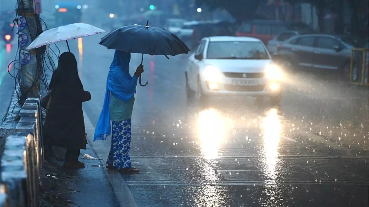 Telangana Weather Alert: తెలంగాణలో మళ్లీ భారీ వర్షాల అలర్ట్.. మూడు రోజుల పాటు వరుణుడి ఉగ్రరూపం! Telangana Weather Alert: తెలంగాణలో మళ్లీ భారీ వర్షాల అలర్ట్.. మూడు రోజుల పాటు వరుణుడి ఉగ్రరూపం!